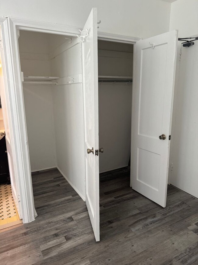 Building Photo - Studio, 1 bathroom apartment ready for move in!