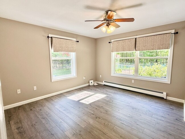 Building Photo - Sunny & Spacious 4 bedroom home