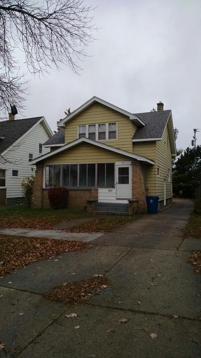 Building Photo - 907 Lake Michigan Dr NW