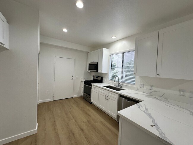 Building Photo - Townhouse at the Bordeaux Gated Community 3bed 2.5 bath