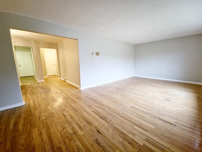 Building Photo - 3427 Westbury Rd, Shaker Heights, OH 44120