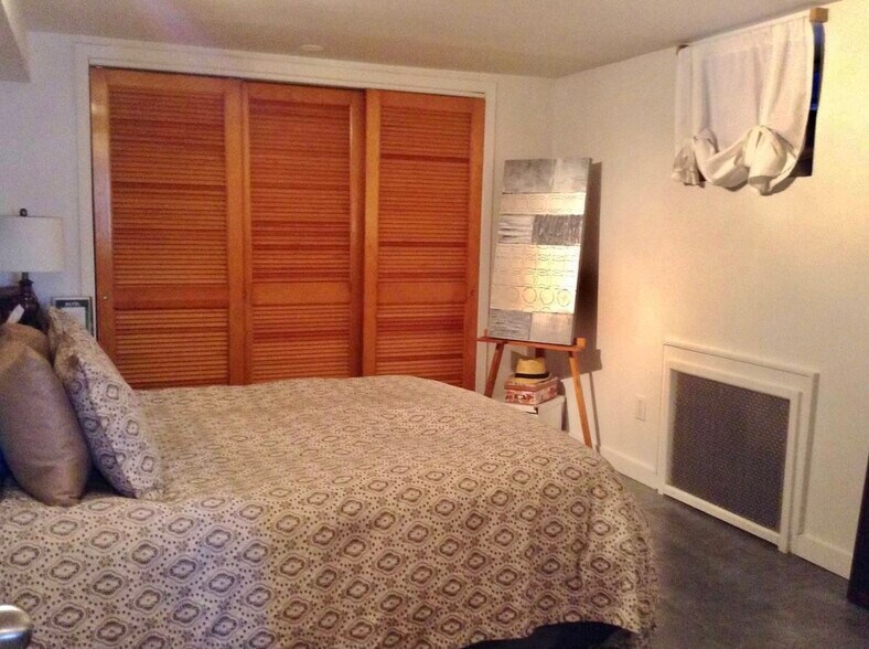 Spacious Bedroom w/Walk-in Closet - 957 Boulevard E