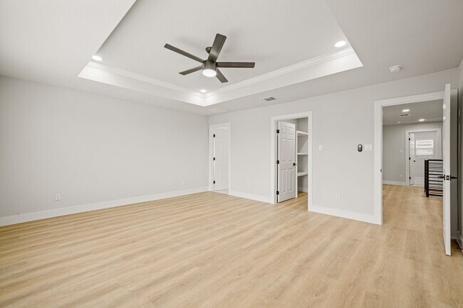 Building Photo - BEAUTIFUL 4 BEDROOM PROPERTY LOCATED IN BU...