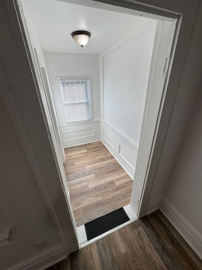 Building Photo - Enormous Completely Updated 4-Bedroom 1-Ba...