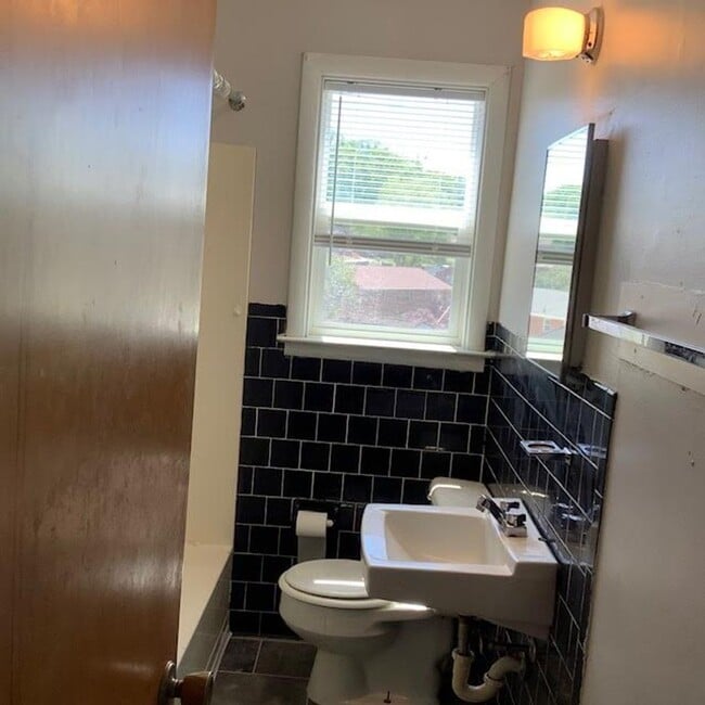 Building Photo - 6 Rainbow Forest Dr