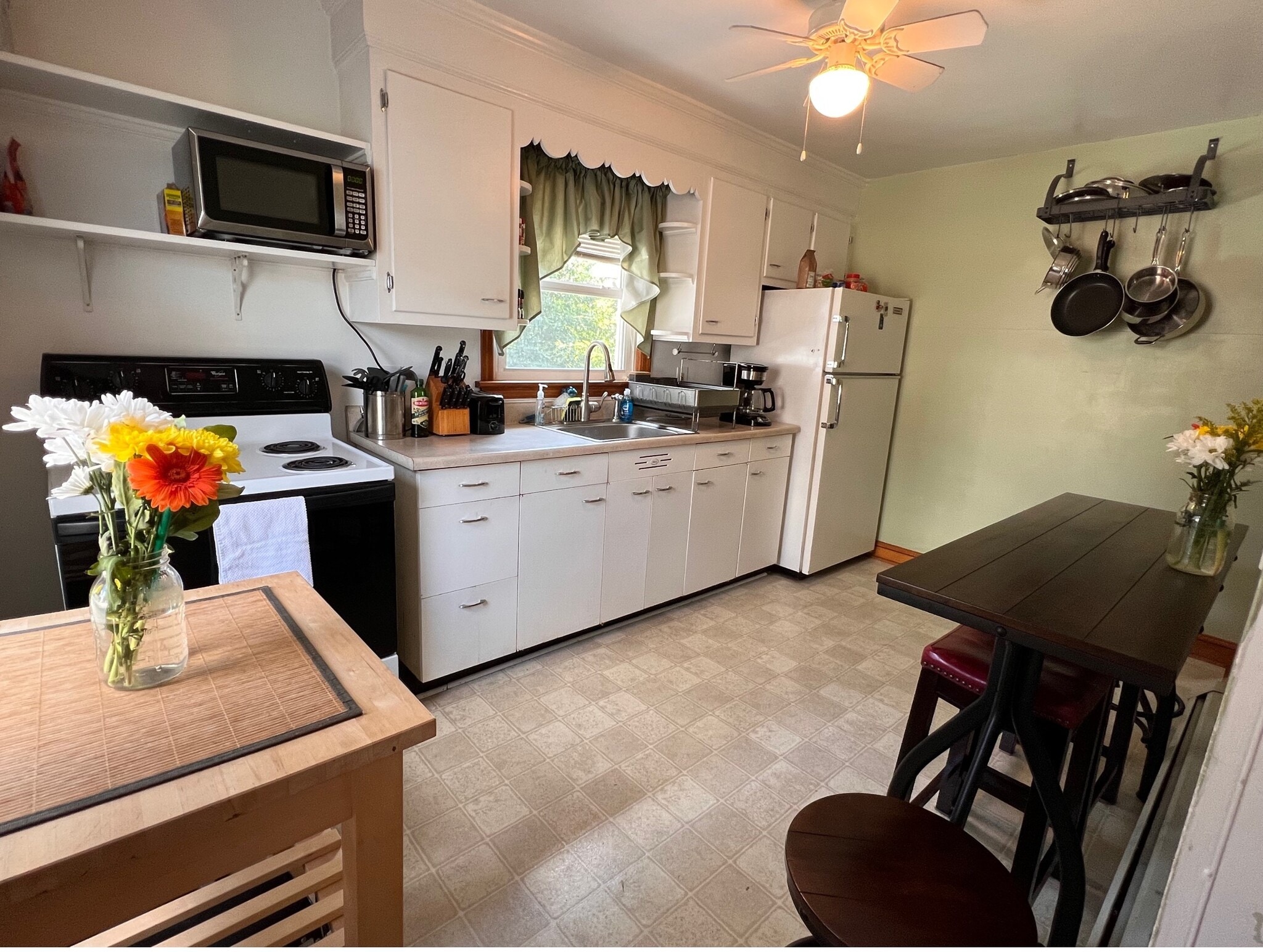 Fully equipped kitchen. - 324 Woodland View Dr