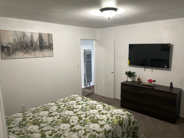 Building Photo - 7638 Newlin Ave