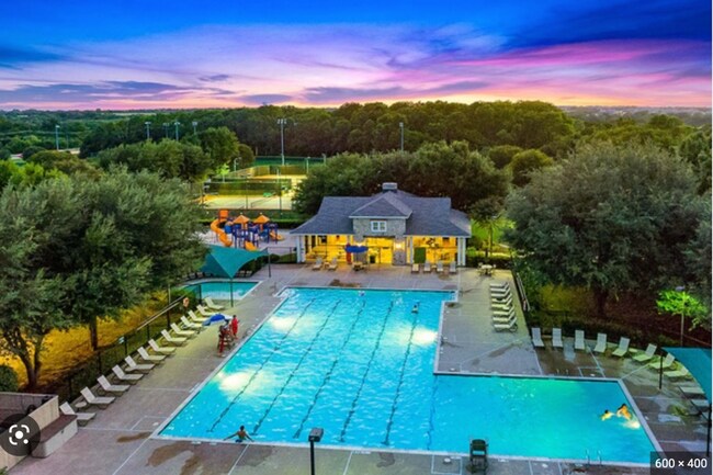 Building Photo - COMING SOON! CHARMMING 2 BEDROOM TOWNHOME ...