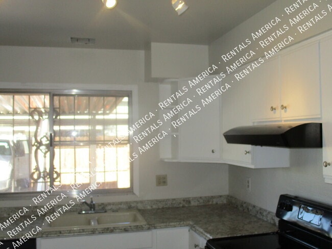 Building Photo - 2645 W Highland Ave