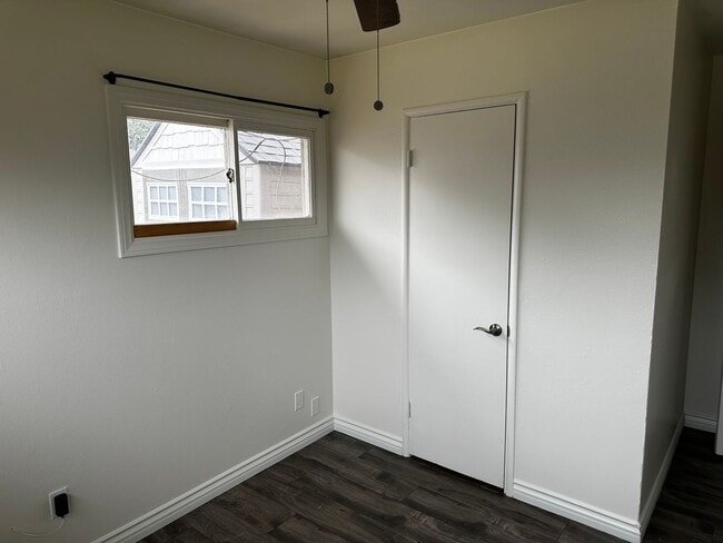 Building Photo - Charming Riverside Home on Hillside Avenue!