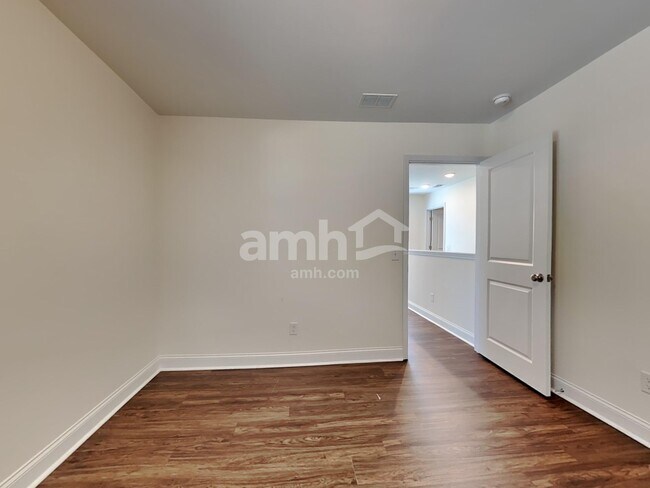Building Photo - 509 W Lionel Rd