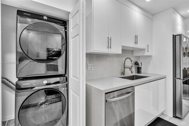 Building Photo - 560 Perviz Ave