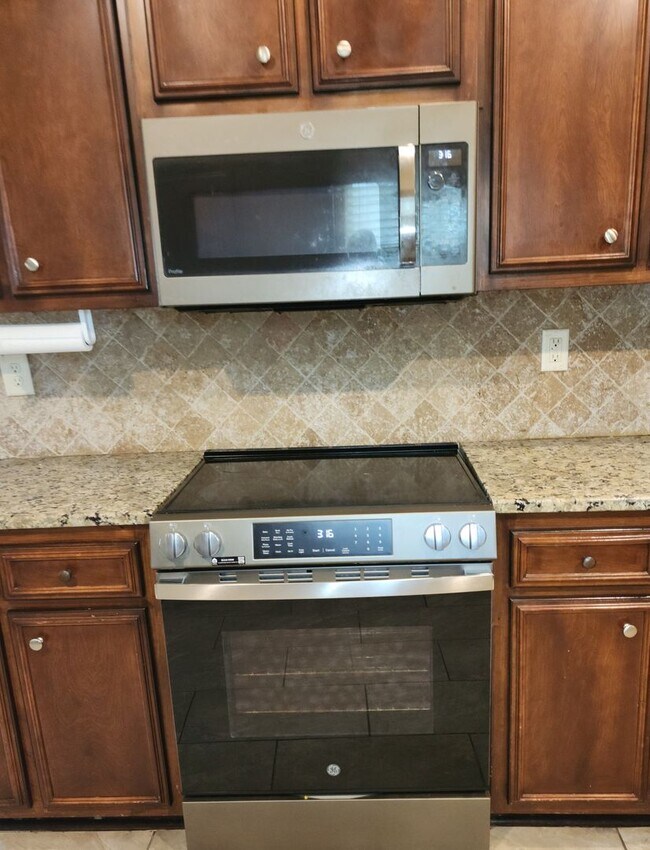 Building Photo - "NEW LOWER PRICE" LOVELY TWO-STORY W/ 5 BEDS, 3 FULL BATHS. LOCATED IN A GREAT NEIGHBORHOOD