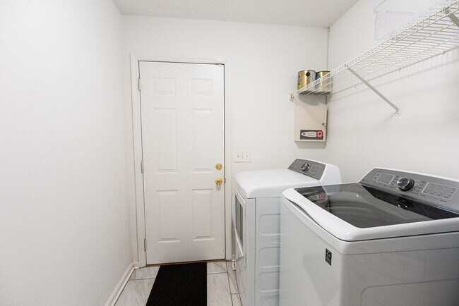 Building Photo - Charming 3Bed/2Bath house with 1 car garage in Greensboro