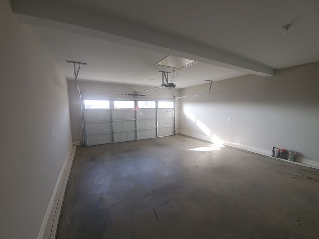 Building Photo - $2100 Executive 3 Bed 2.5 Bath with Bonus ...