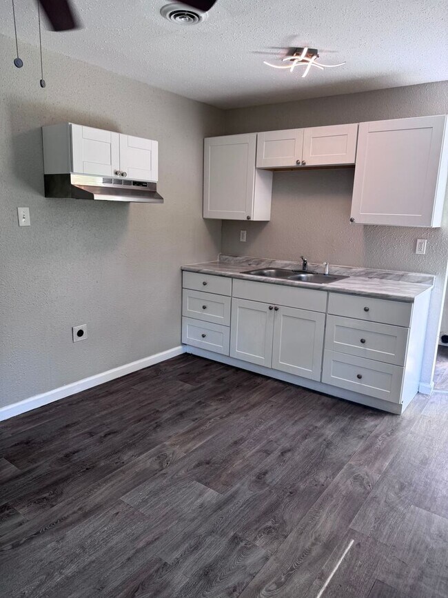 Building Photo - Nice 3 bedroom 1 bath home