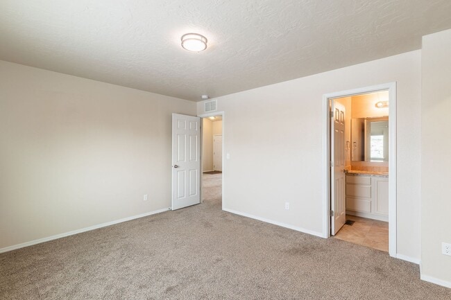 Building Photo - 3 bed 2 bath home