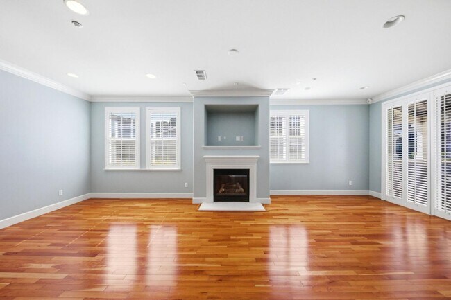 Building Photo - 200 Live Oak Way