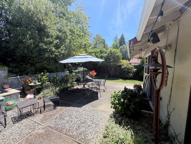 Building Photo - 3 Bed 2 Bath In Livorna Estates
