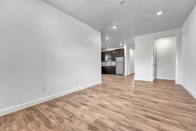 Building Photo - $4,300.00, 5 bed, 4.5-bath located in Broo...