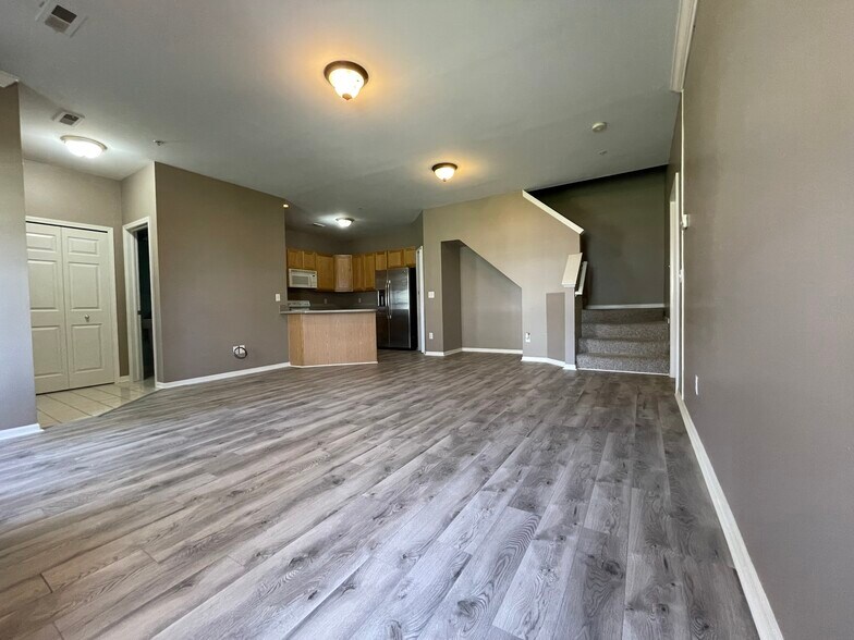 Building Photo - 10102 W Midway Ct