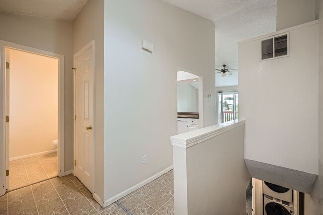 Building Photo - 2 Bedroom, 1 1/2 Half Bath, End Unit Townhome!