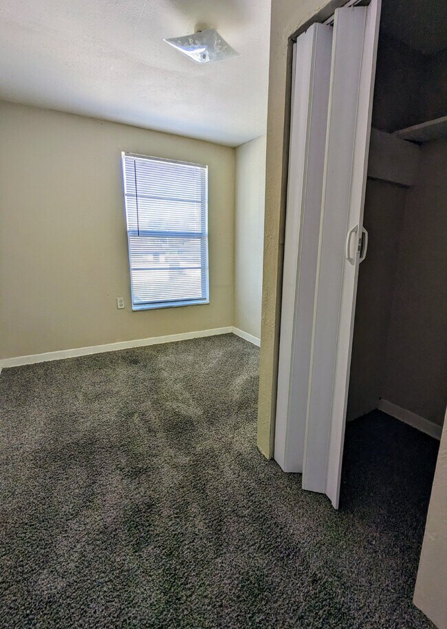 Building Photo - "Charming 3 Bed Duplex for Rent in Jacksonville, FL - Spacious, Convenient, and Ready for You!"