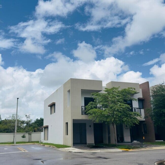 Building Photo - 4189 N Oak Pl