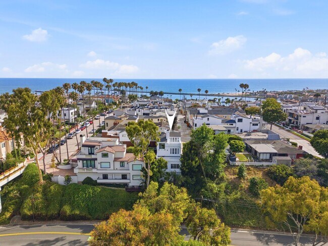Building Photo - Premier Location in Corona Del Mar for 12-Month Lease
