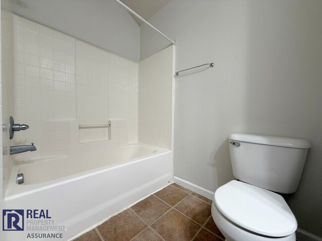 Building Photo - Bright 2-Bed, 2.5-Bath Beaverton Townhouse with Attached Garage & AC