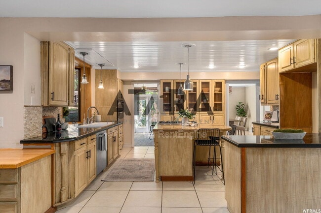 Building Photo - 1577 E Tomahawk Dr