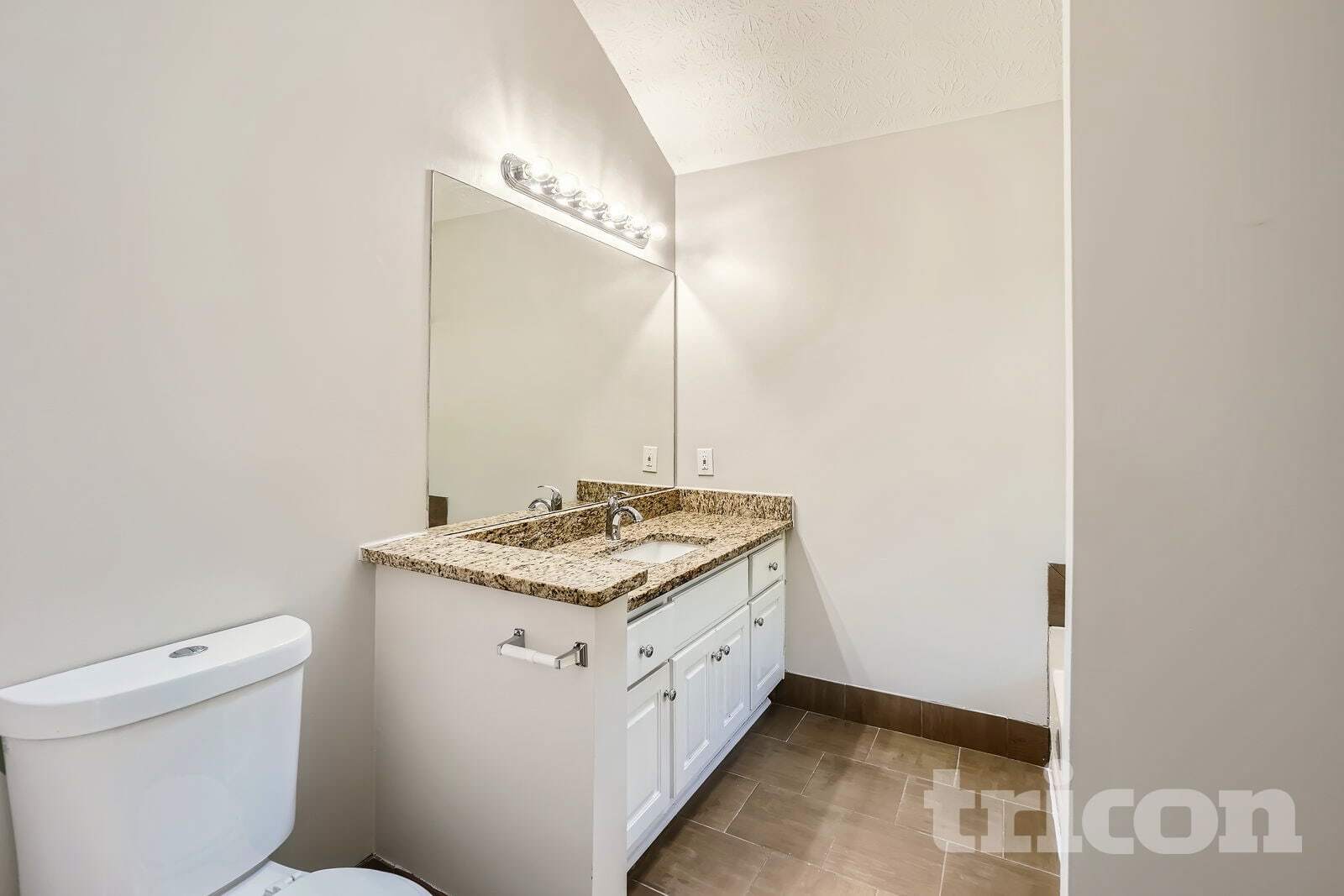 Building Photo - 5 Meadow Green