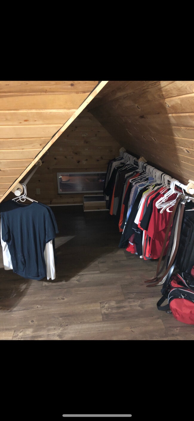 Spacious upper level bedroom with closet - 1346 W Minnehaha Ave