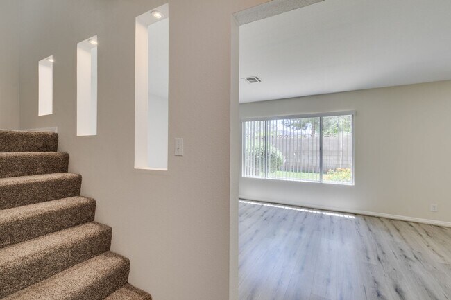 Building Photo - 2 Bedroom Townhome with 2 car attached garage in Henderson
