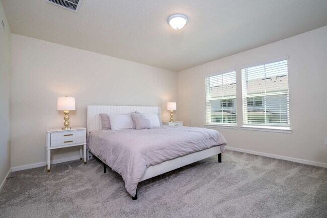 Building Photo - Discover Comfort and Style: Spacious 3-Bed...