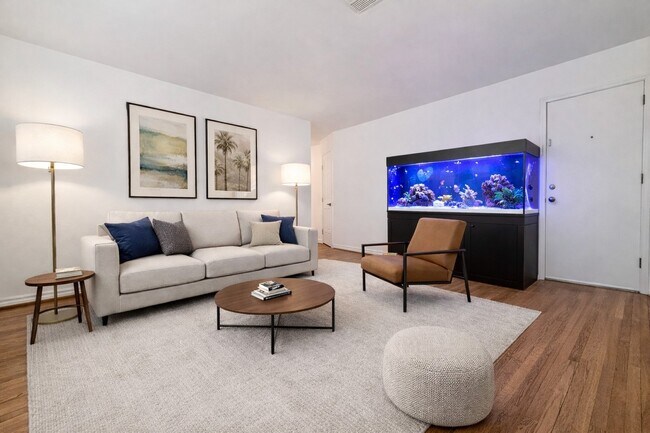 Building Photo - 2126 Banks St