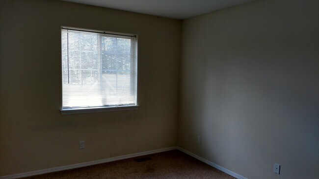 Building Photo - Modern Townhouse in Post Falls