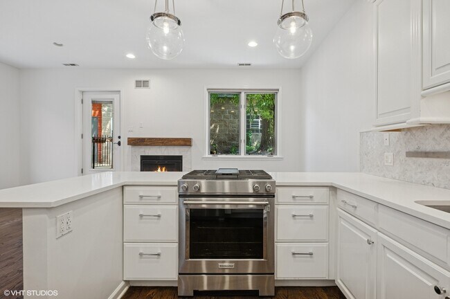 Building Photo - 636 W Schubert Ave