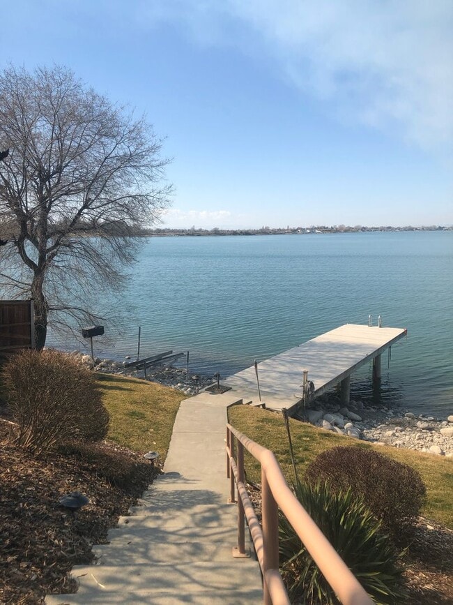 Building Photo - Fully Furnished Lakefront Condo!! 6 Month Lease Available!