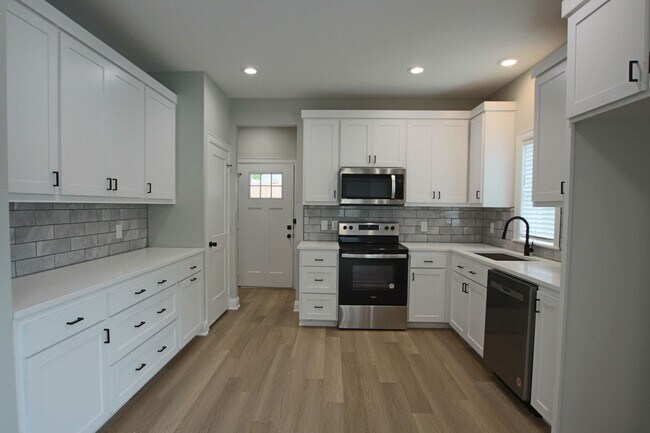Building Photo - Coming Soon! 3 Bed 2 Bath Town Home in Tyler, Tx!