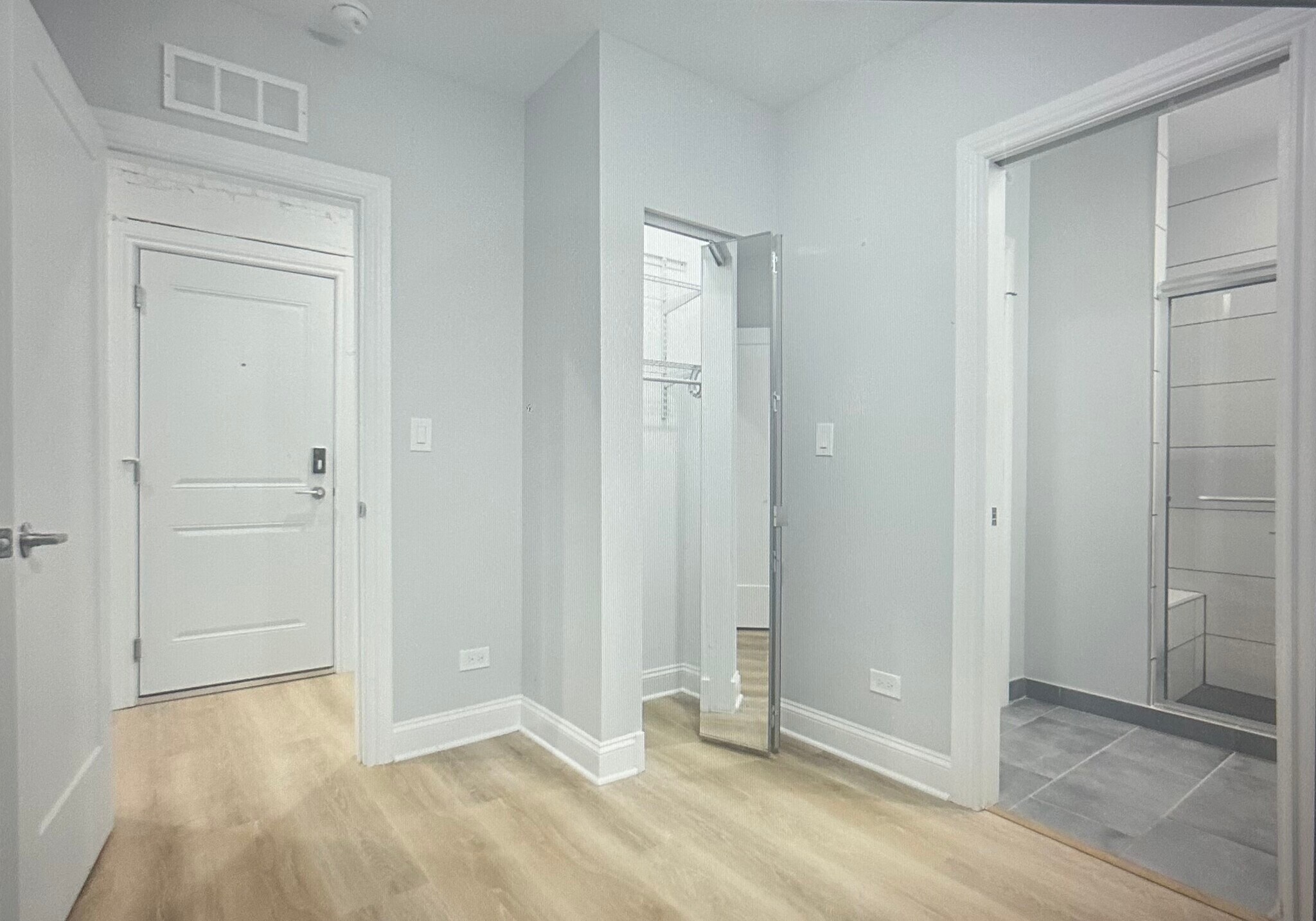 Building Photo - 1633 W Chase Ave