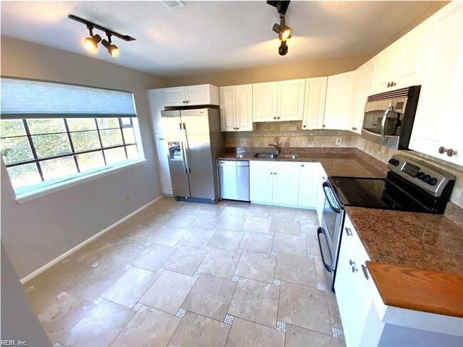 Building Photo - Beach Style Living