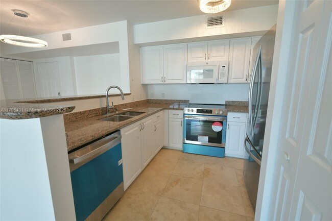 Building Photo - 1155 Brickell Bay Dr