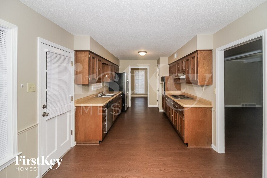 Building Photo - 3333 Summerhill Dr