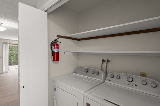 Building Photo - END UNIT!!  2 BEDROOM & 1 .5 BATH TOWNHOUSE