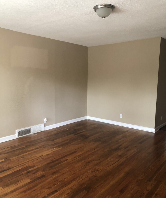 Building Photo - Gorgeous South KC Split Level