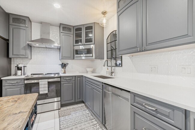 Building Photo - BEAUTIFUL FIRST FLOOR, 2-BEDROOM APARTMENT IN OLMOS PARK