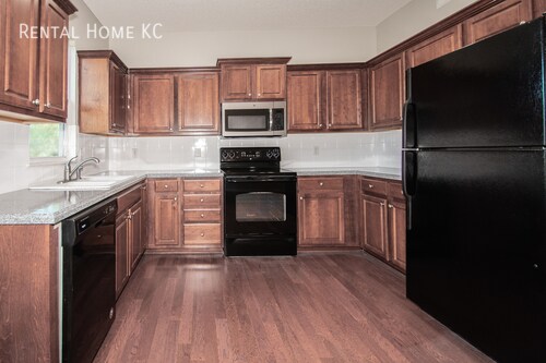 Building Photo - 2-bed, 2.5-bath 2-story Townhouse w/Finish...