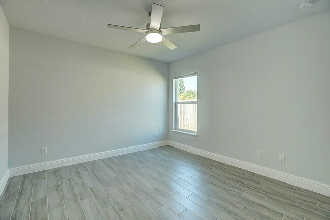 Building Photo - 2352 SW Plum Ct