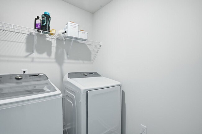 Building Photo - New Hampstead Beauty